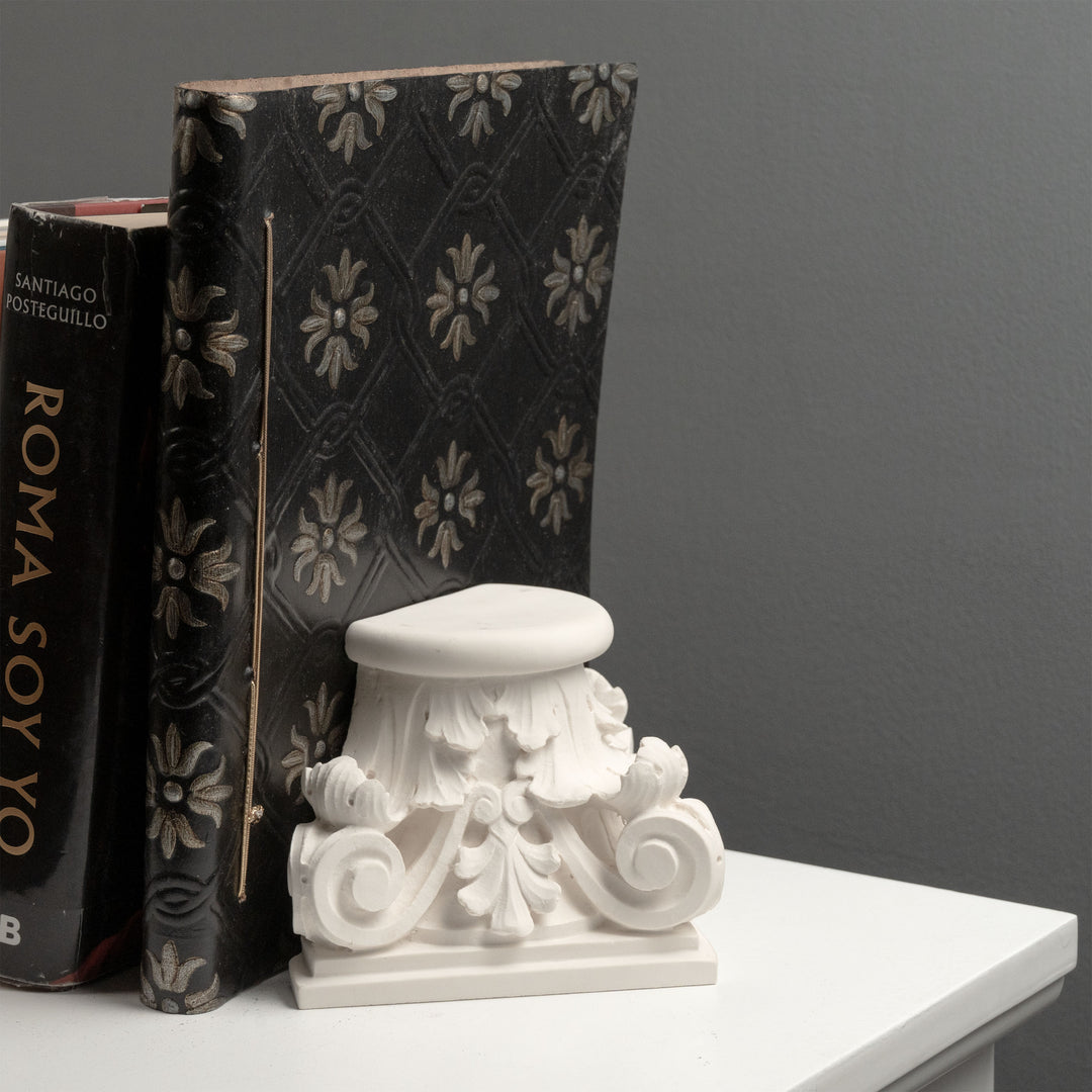 Estatua de Capitel Romano – Escultura Inspirada en la Arquitectura Clásica