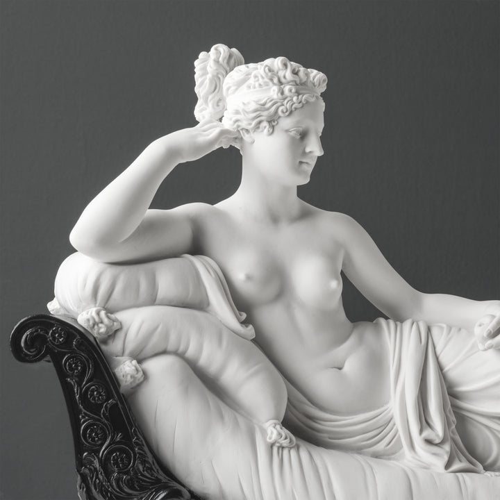 Escultura de Venus Victrix (Paulina Bonaparte) — sobre base negra