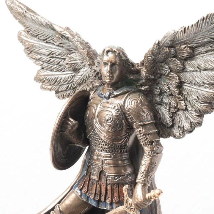 Escultura de San Miguel Arcángel con Pila de Agua Bendita – Defensor del Cielo (Estatua de bronce frío)