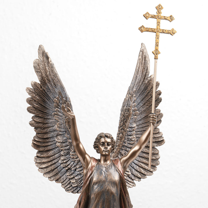 Estatua de San Gabriel Arcángel con la cruz patriarcal (escultura de bronce fundido en frío)