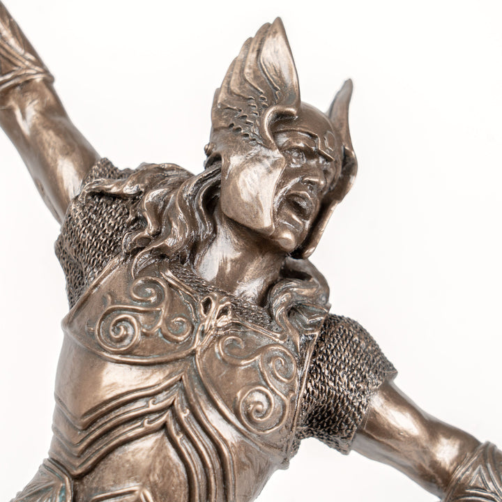 Estatua de Thor — Dios nórdico del trueno con Mjölnir (Escultura de bronce fundido en frío)