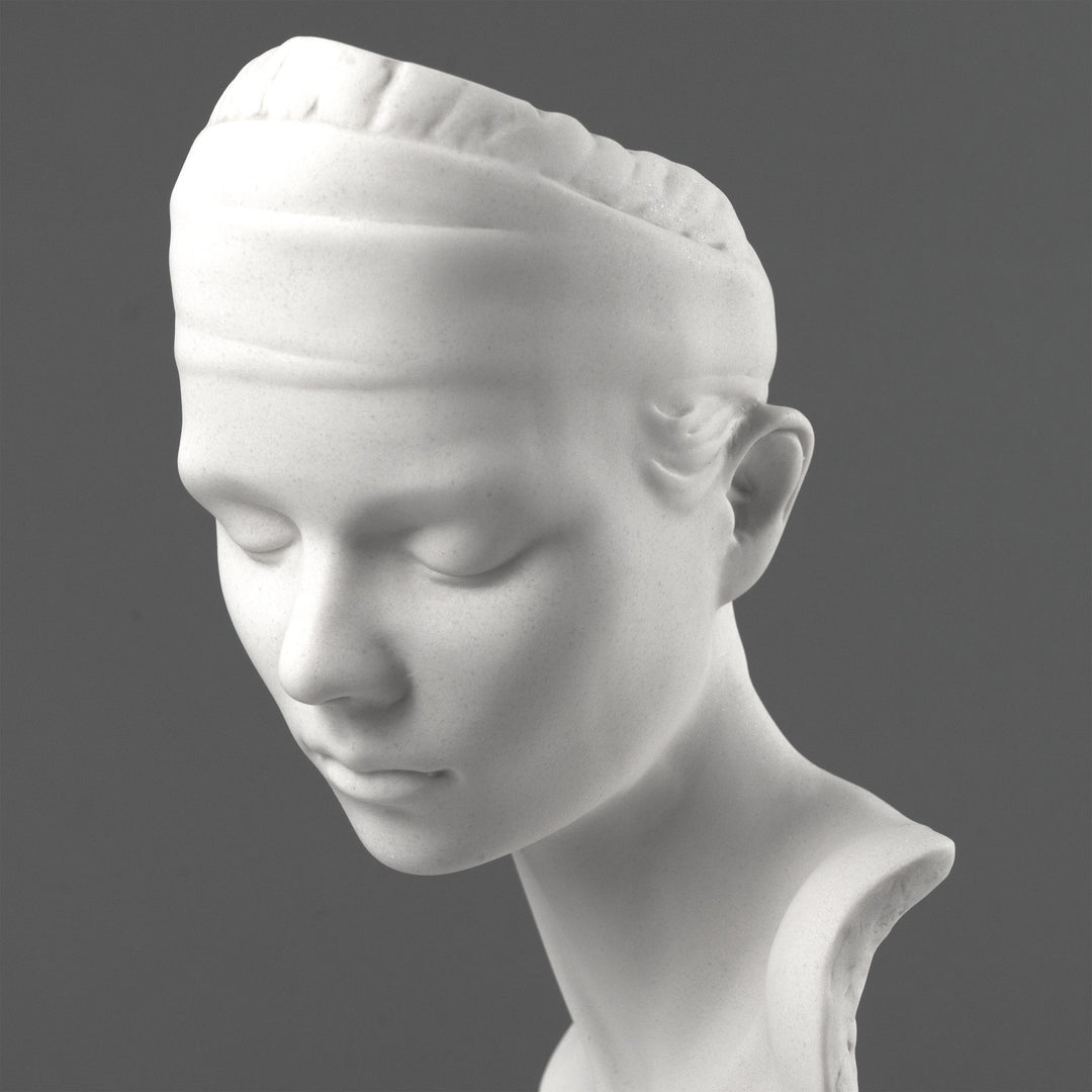 Escultura de busto Serenity – Representación moderna de una joven