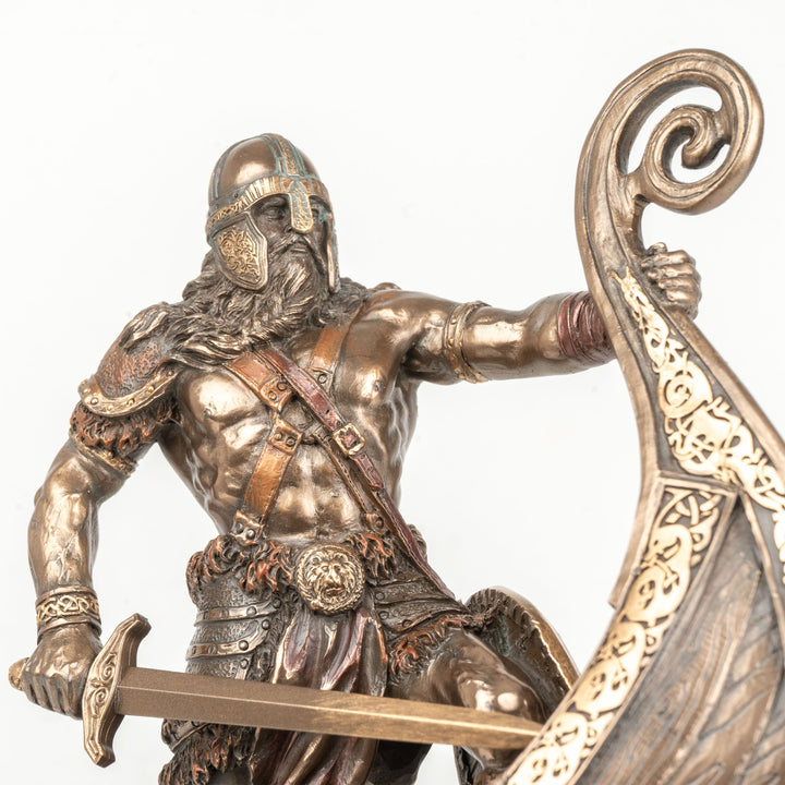 Estatua de guerrero vikingo con espada y drakkar (Escultura de bronce fundido en frío)
