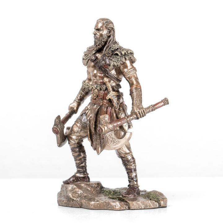 Estatua de guerrero vikingo con dos hachas (Escultura de bronce fundido en frío)