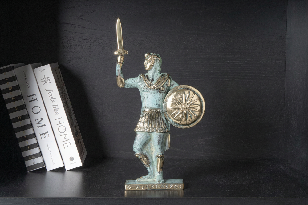 Estatua de Alejandro Magno — guerrero con espada y escudo (Escultura de latón)