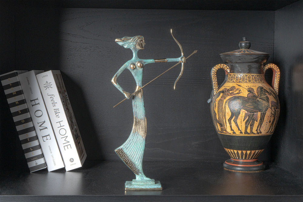 Estatua de Artemisa — diosa griega de la caza (Escultura de latón)