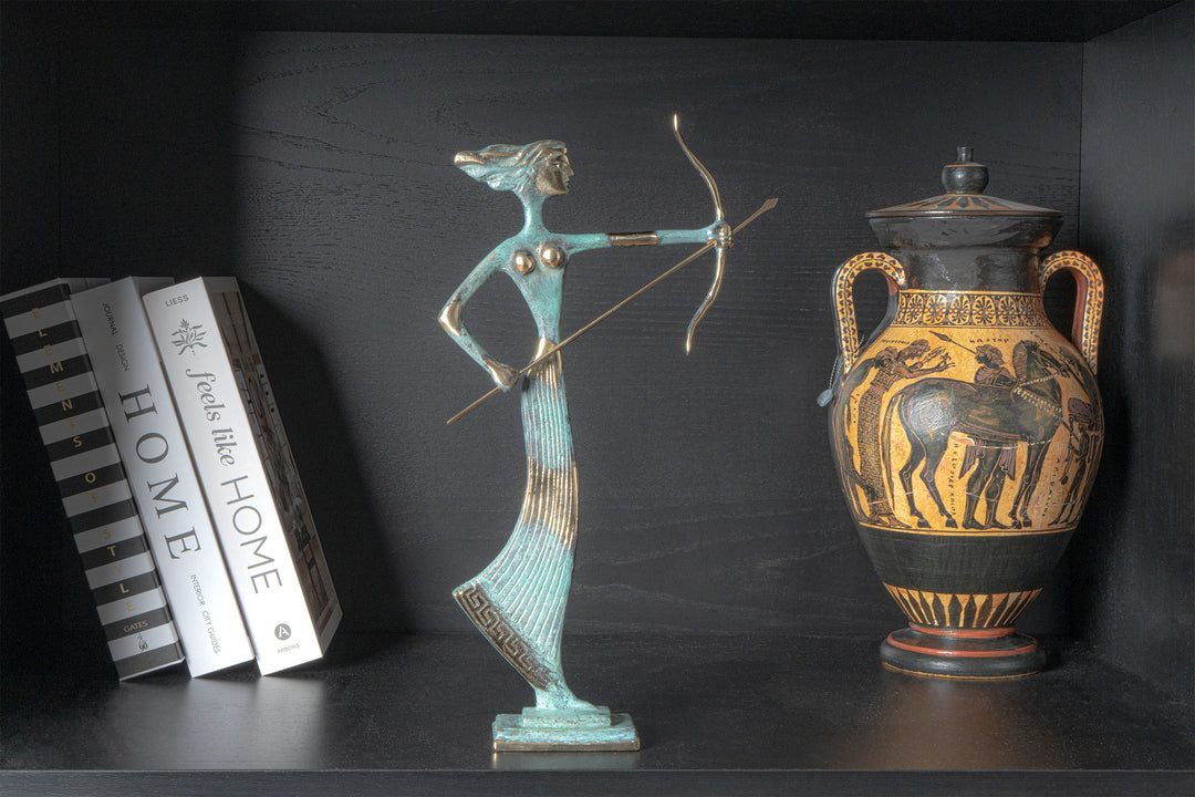 Estatua de Artemisa — diosa griega de la caza (Escultura de latón)