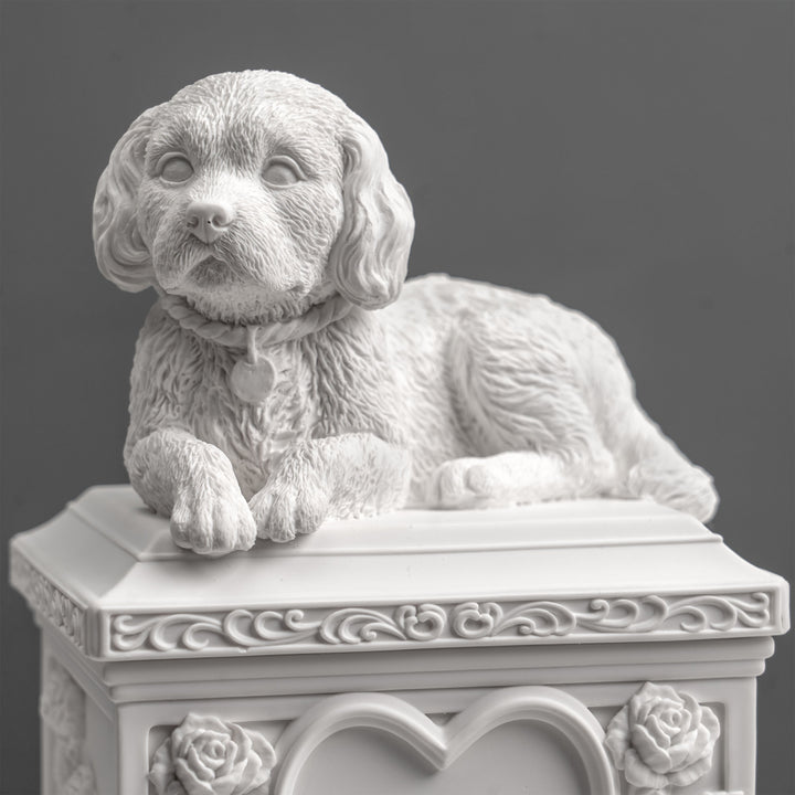 Urna funeraria para perros con corazón y rosas (escultura de resina blanca)