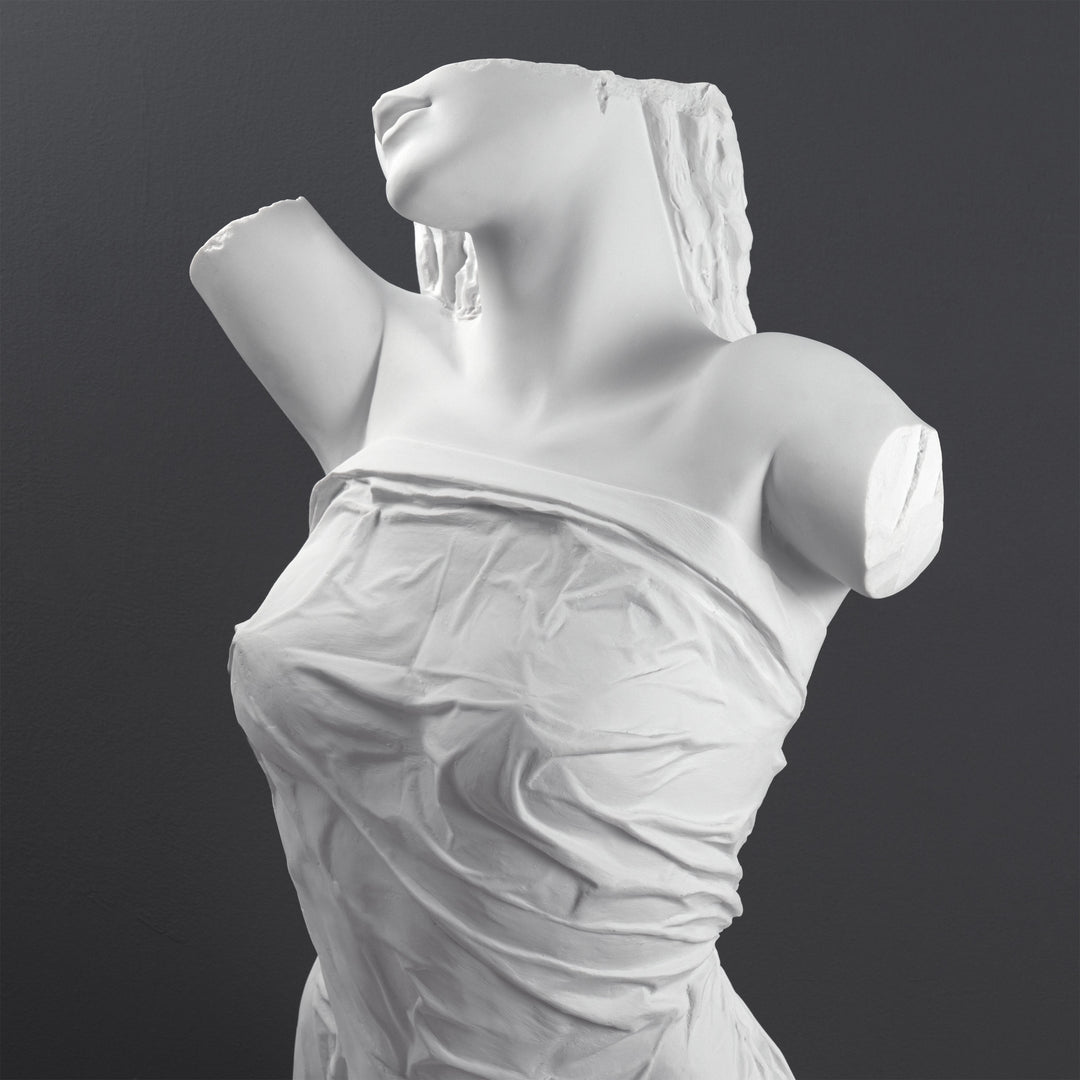 Escultura de Torso Femenino Drapado — Interpretación Contemporánea de una Forma Clásica
