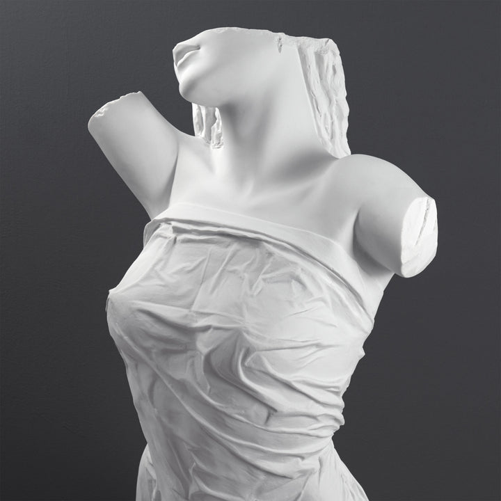 Escultura de Torso Femenino Drapado — Interpretación Contemporánea de una Forma Clásica