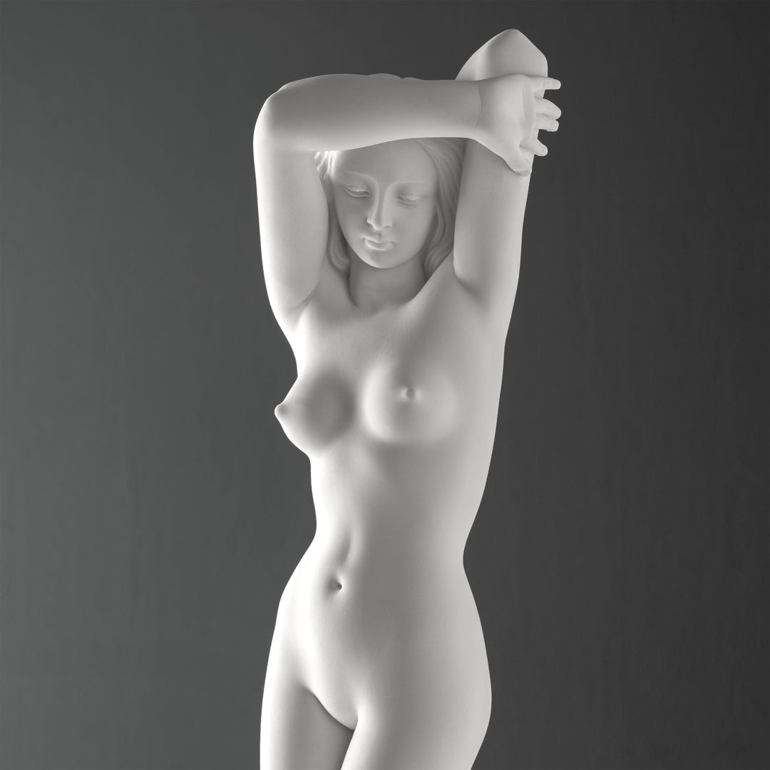 Estatua de Mujer Desnuda — Elegancia revelada