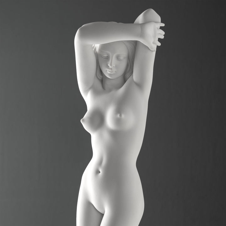 Estatua de Mujer Desnuda — Elegancia revelada