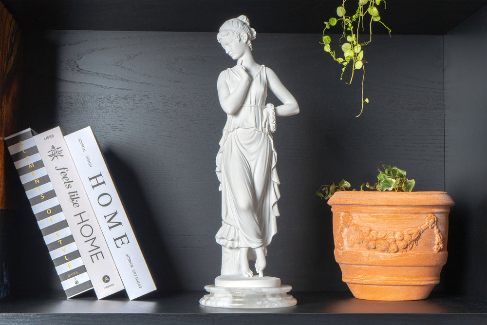 Escultura de Bailarina con el dedo en el mentón (según Antonio Canova)