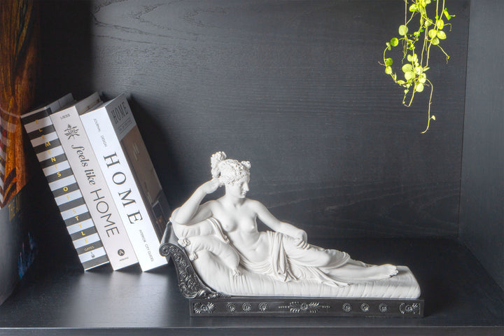 Escultura de Venus Victrix (Paulina Bonaparte) — sobre base negra