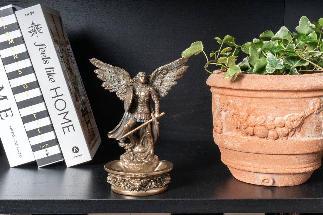 Escultura de San Miguel Arcángel con Pila de Agua Bendita – Defensor del Cielo (Estatua de bronce frío)
