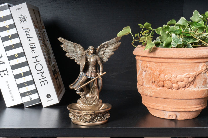 Escultura de San Miguel Arcángel con Pila de Agua Bendita – Defensor del Cielo (Estatua de bronce frío)