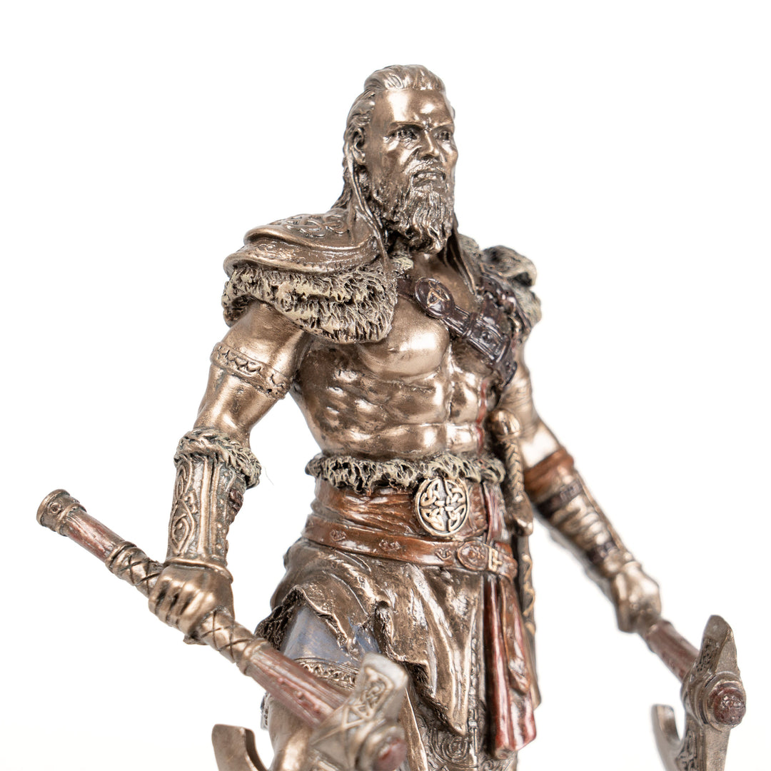 Estatua de guerrero vikingo con dos hachas (Escultura de bronce fundido en frío)