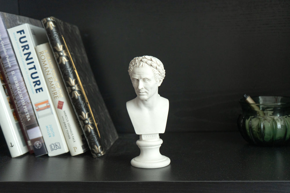 Escultura de busto de Julio César – Con corona de laurel victoriosa