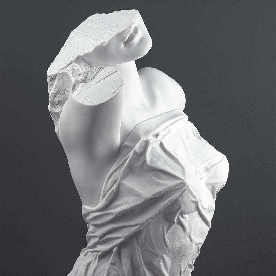 Escultura de Torso Femenino Drapado — Interpretación Contemporánea de una Forma Clásica
