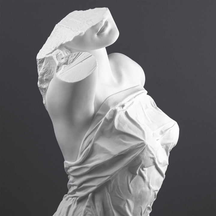 Escultura de Torso Femenino Drapado — Interpretación Contemporánea de una Forma Clásica