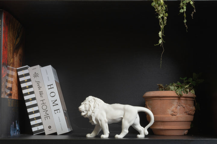 Estatua de León Majestuoso — En Pie