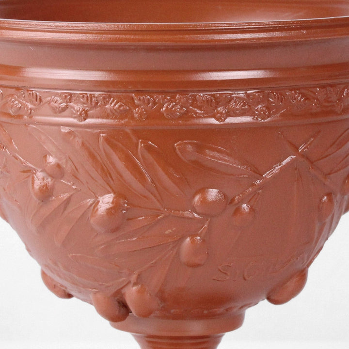 Copa de cerámica romana con relieve de olivos