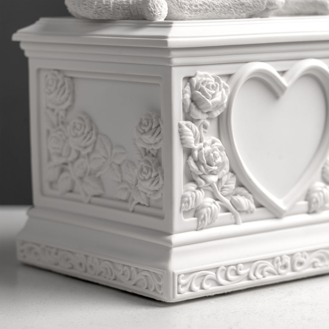 Urna funeraria para gatos con corazón y rosas (escultura de resina blanca)