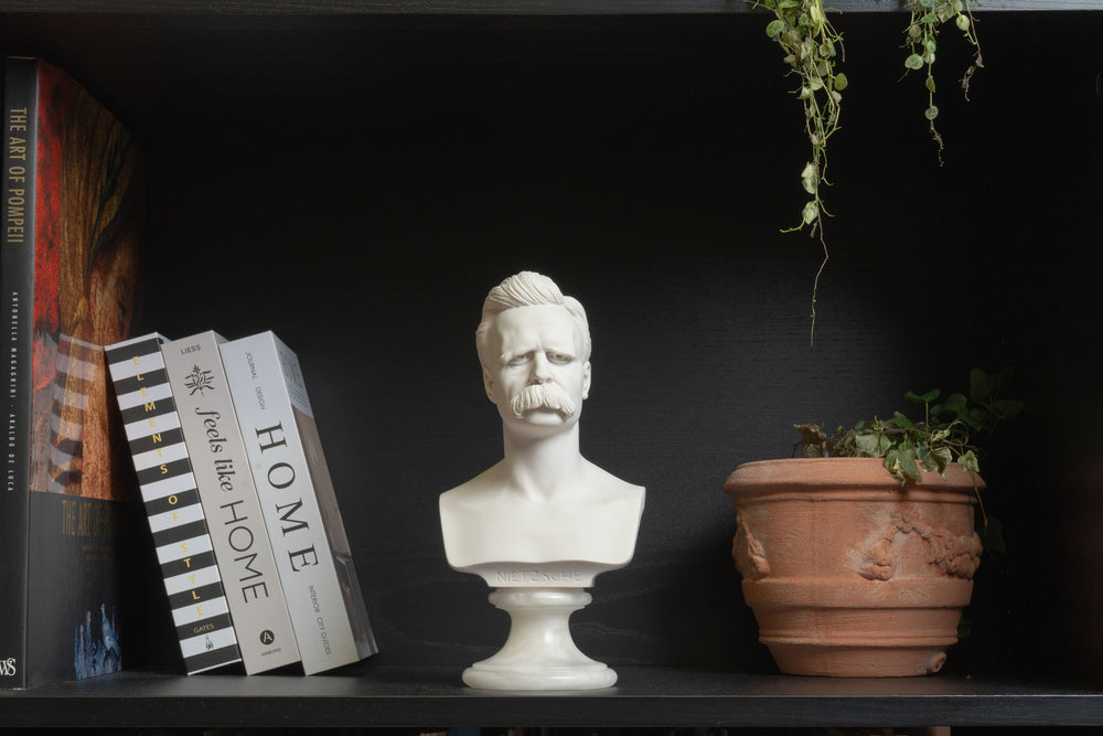 Busto de Friedrich Nietzsche — Arquitecto del Existencialismo Moderno