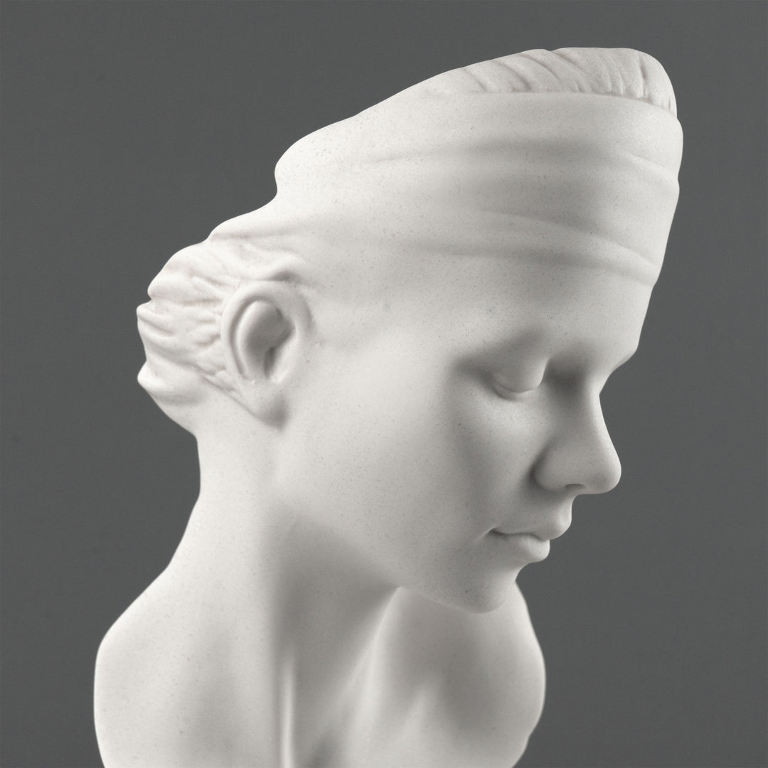 Escultura de busto Serenity – Representación moderna de una joven
