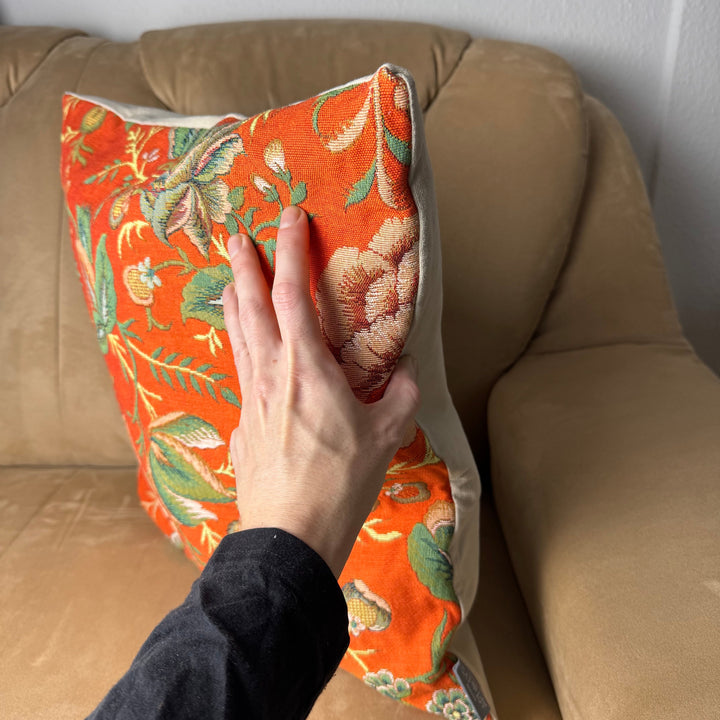 Cojín naranja – motivo de peonías, estilo Toile de Jouy (tejido jacquard)