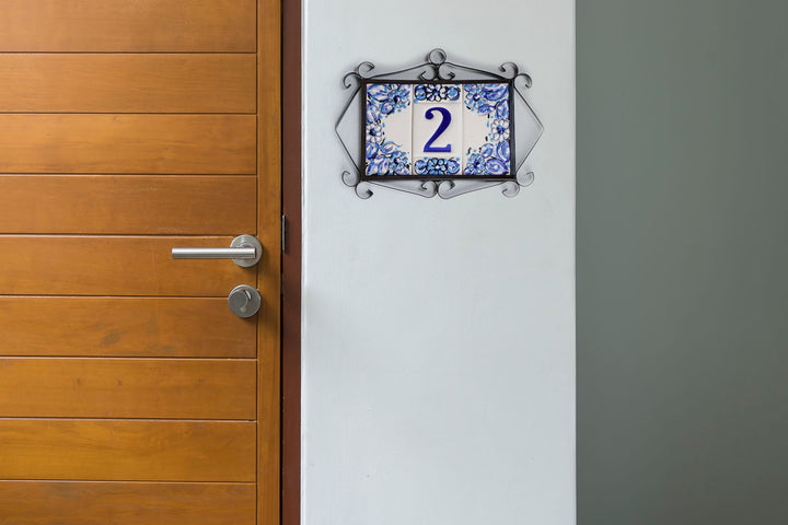 Número de casa de cerámica con diseño de flores azules