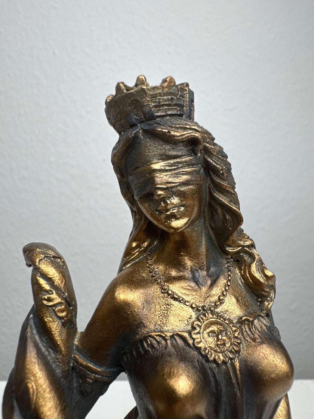 Escultura de Fortuna – Diosa de la Suerte y la Riqueza (Pequeña, Acabado Latón Oscuro)