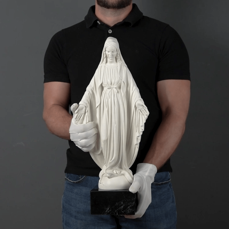 Estatua de la Virgen María – Nuestra Señora de la Gracia (sobre base de mármol negro)