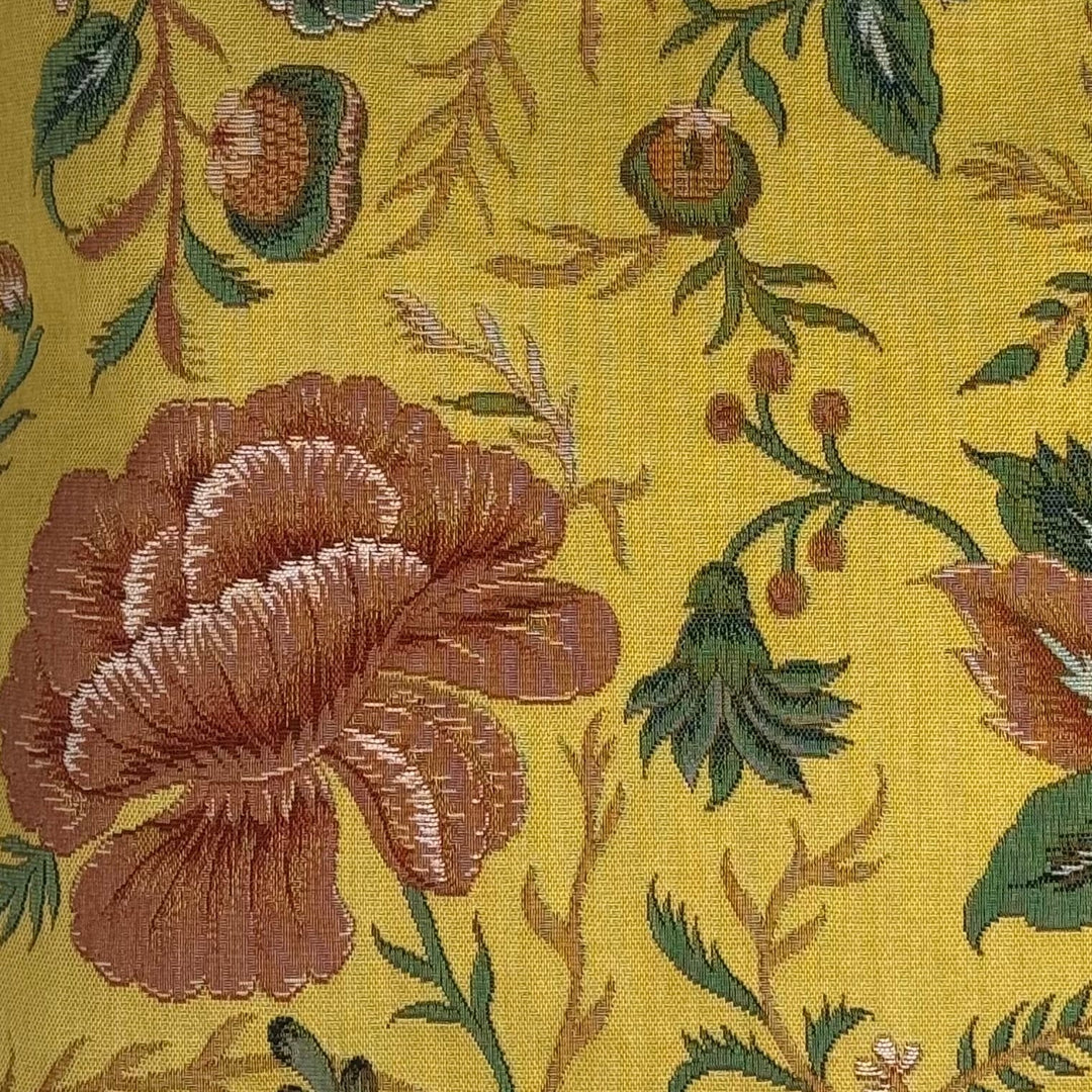 Cojín amarillo – motivo de peonías, estilo Toile de Jouy (tejido jacquard)