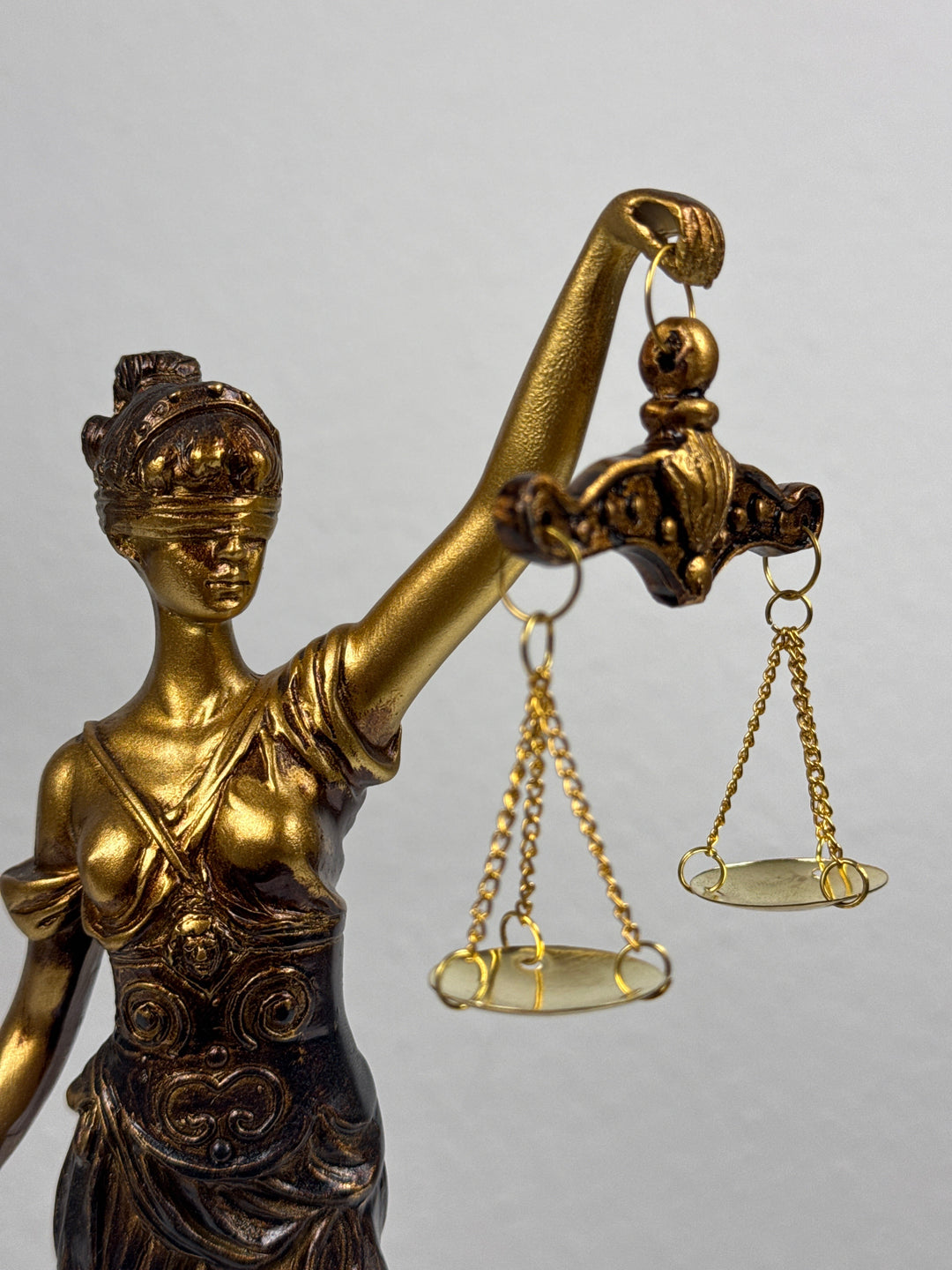 Escultura de la Dama Justicia – Símbolo de Ley y Equidad (Pequeña, Acabado Latón Oscuro)