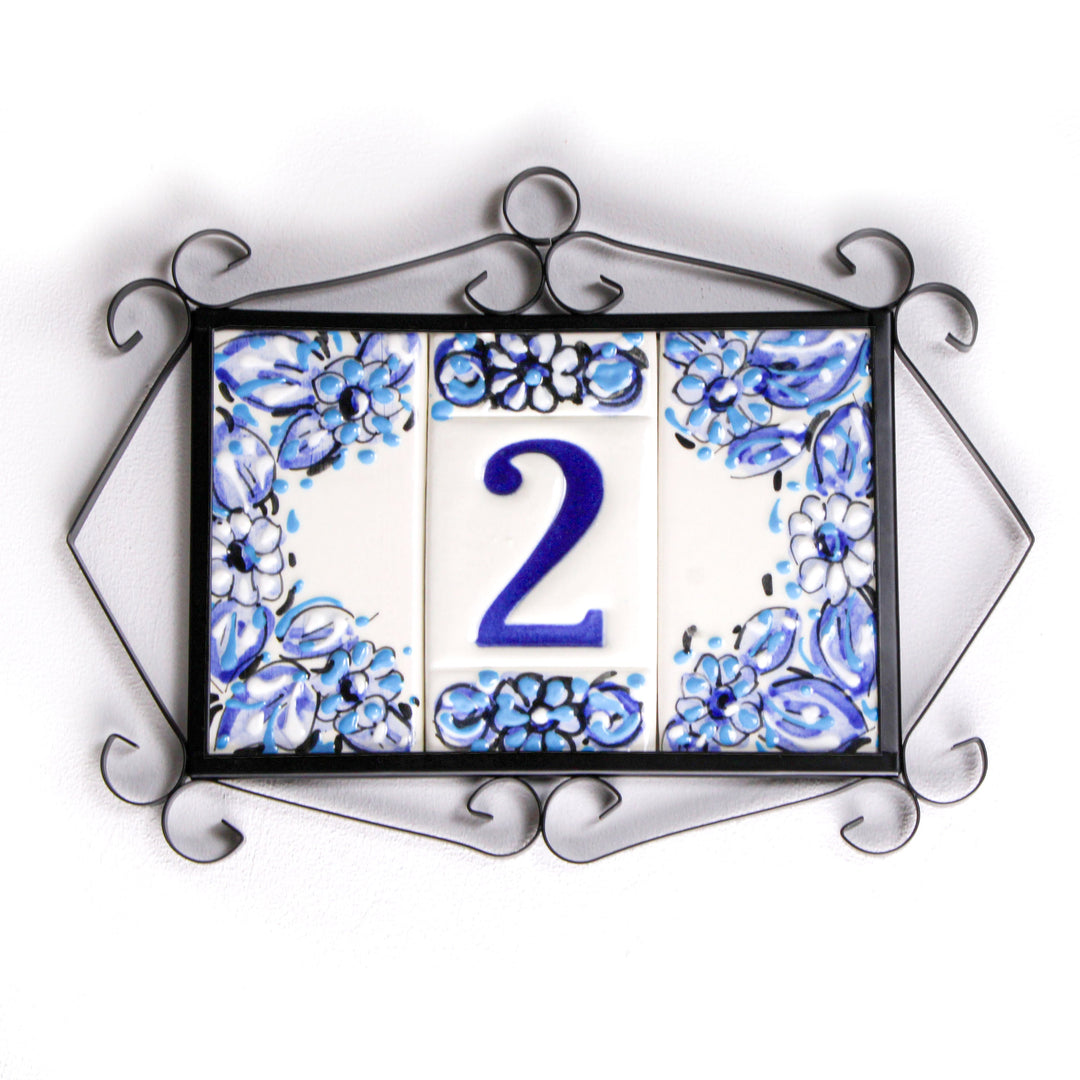 Número de casa de cerámica con diseño de flores azules