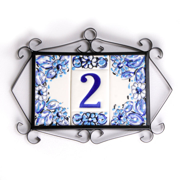 Número de casa de cerámica con diseño de flores azules