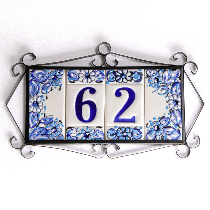 Número de casa de cerámica con diseño de flores azules