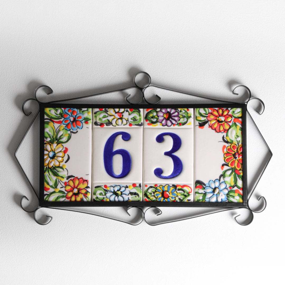Número de casa de cerámica con flores de colores