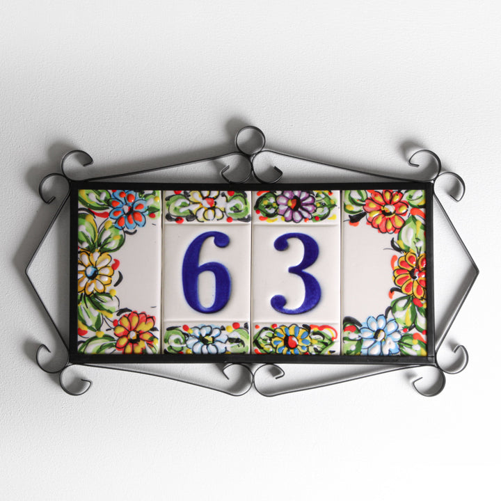 Número de casa de cerámica con flores de colores