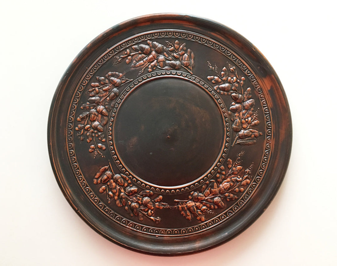 Plato con relieve de bellotas - cerámica romana