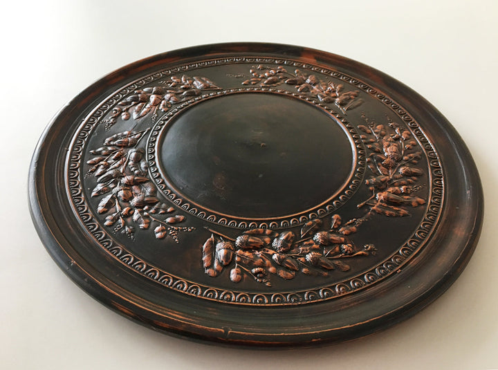 Plato con relieve de bellotas - cerámica romana
