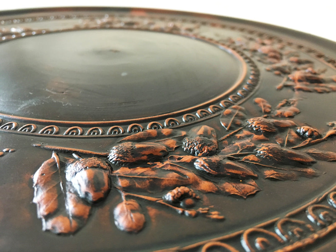 Plato con relieve de bellotas - cerámica romana