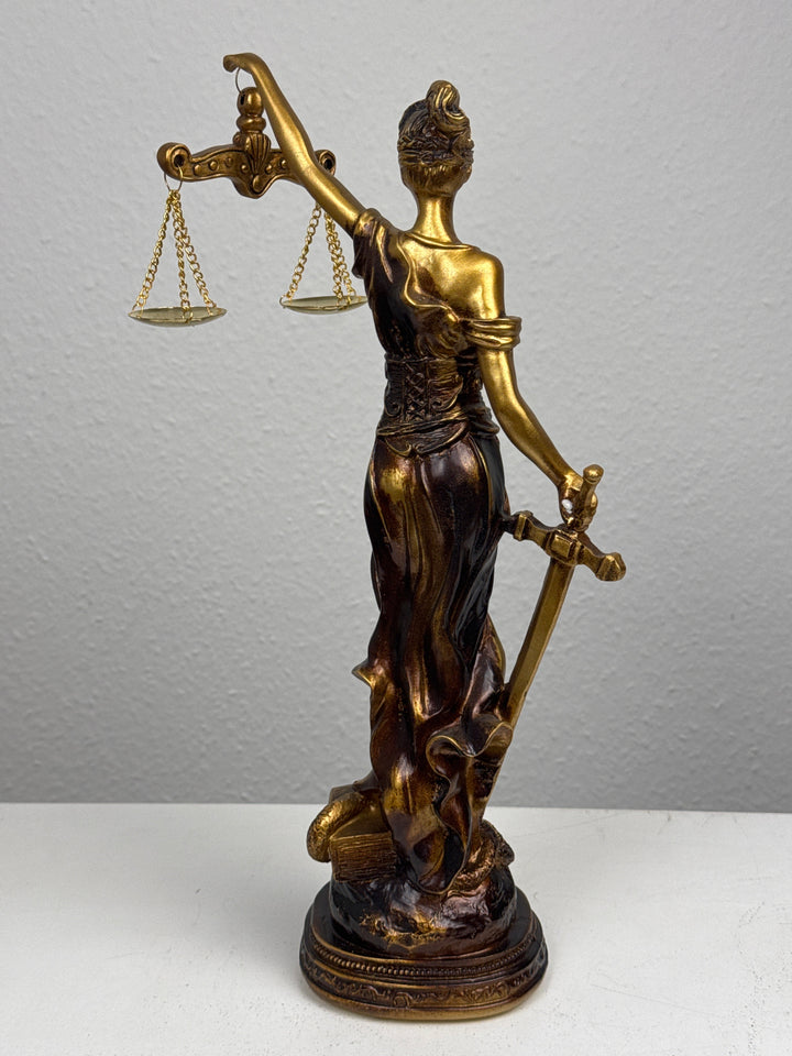Escultura de la Dama Justicia – Símbolo de Ley y Equidad (Acabado Latón Oscuro)