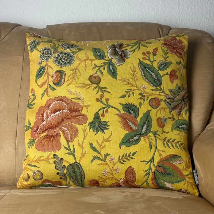 Cojín amarillo – motivo de peonías, estilo Toile de Jouy (tejido jacquard)
