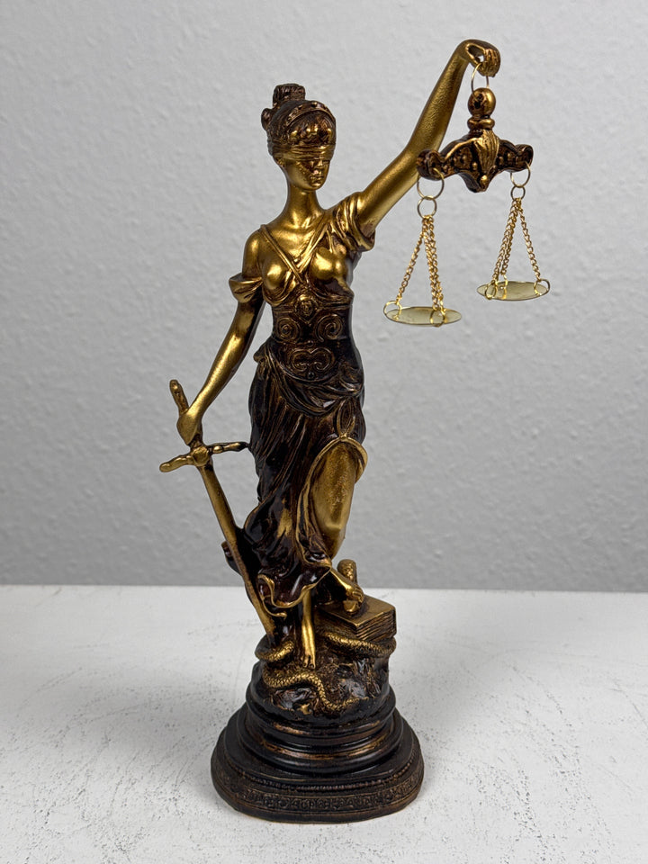 Escultura de la Dama Justicia – Símbolo de Ley y Equidad (Pequeña, Acabado Latón Oscuro)