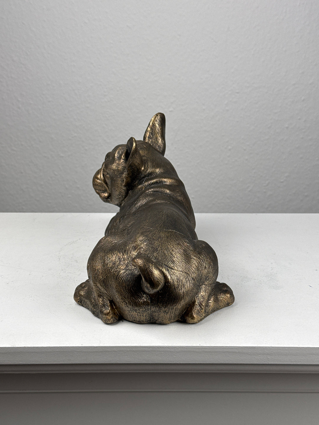 Estatua de Bulldog Encantador – Bulldog Francés Acostado (Acabado en Bronce)