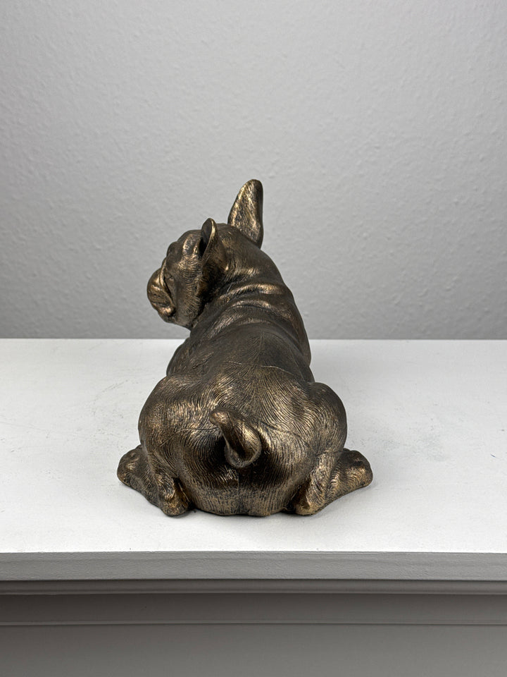 Estatua de Bulldog Encantador – Bulldog Francés Acostado (Acabado en Bronce)