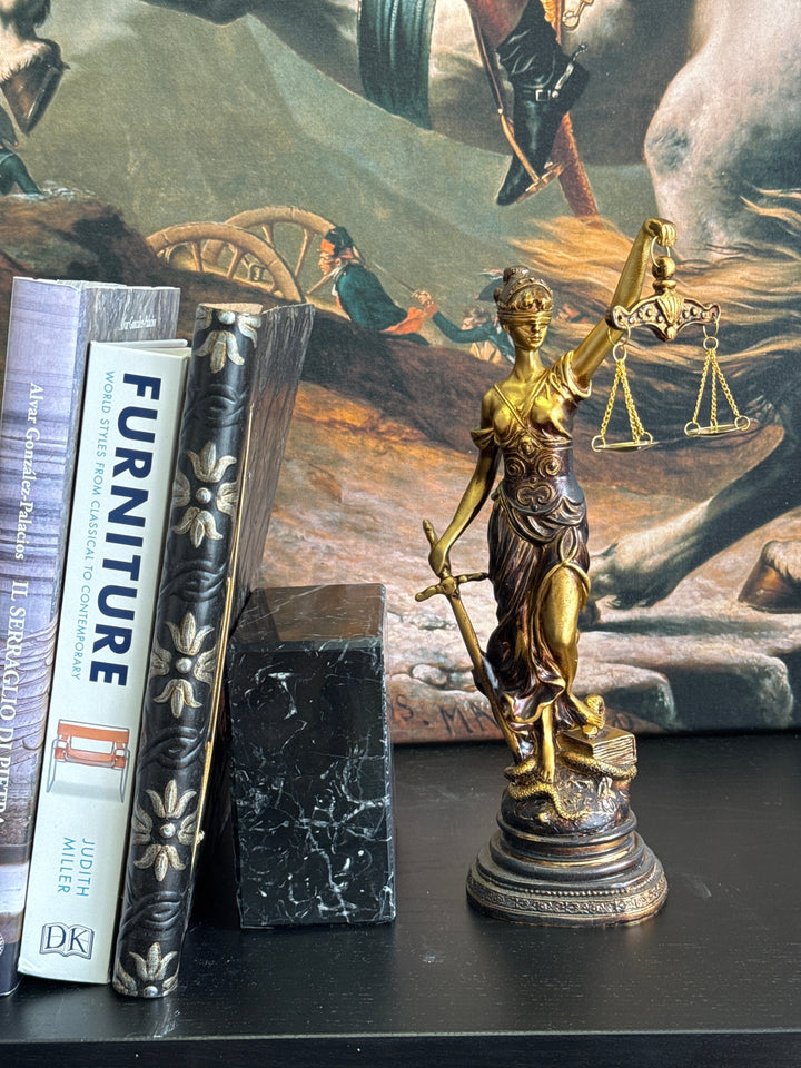 Escultura de la Dama Justicia – Símbolo de Ley y Equidad (Pequeña, Acabado Latón Oscuro)