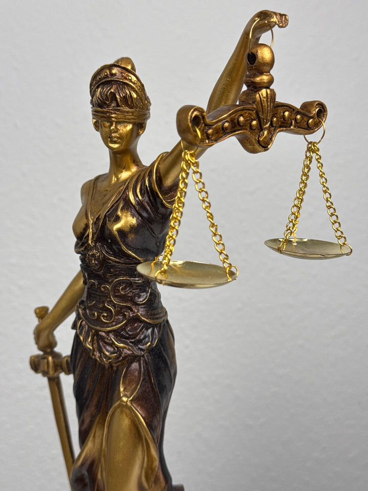 Escultura de la Dama Justicia – Símbolo de Ley y Equidad (Acabado Latón Oscuro)